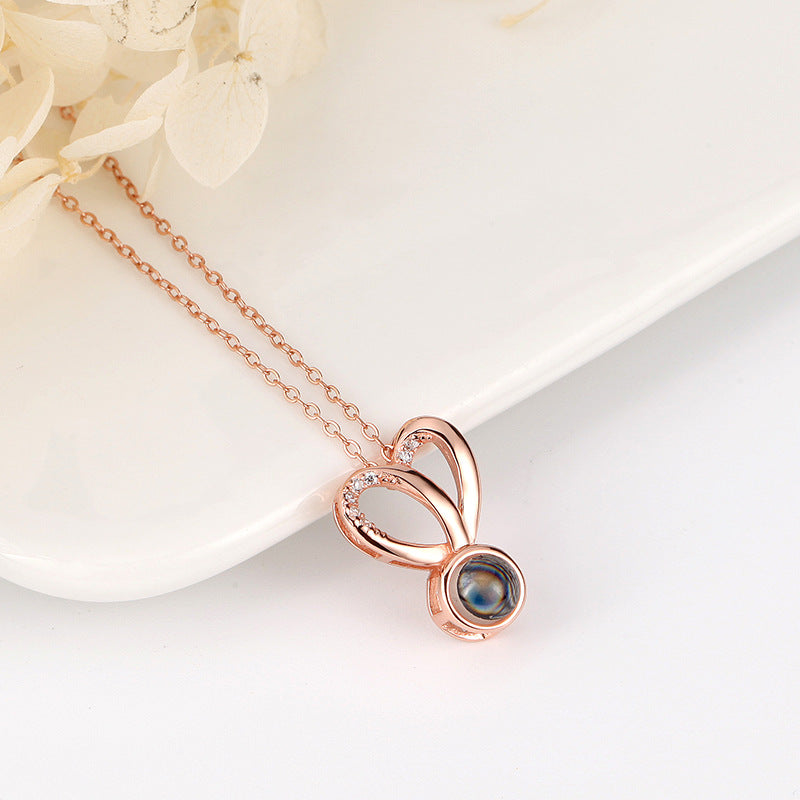 Herzkette mit persönlicher Fotoprojektion in schwarz-weiß