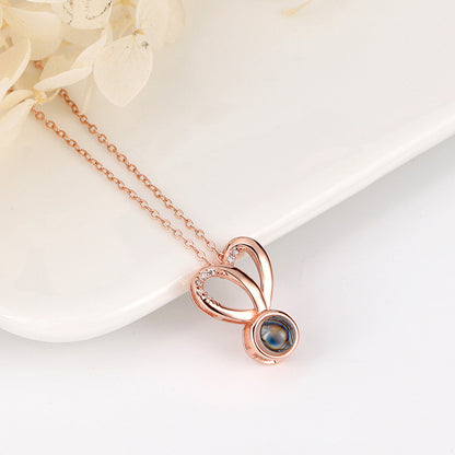 Herzkette mit persönlicher Fotoprojektion in schwarz-weiß